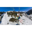 Tandemflug mit Skiern über dem Tal bei sonnigem Wetter / Tandem flight with skis above valley in sunny weather