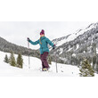 Frau genießt beim Schneeschuhwandern die Aussicht auf schneebedeckte Berge / Woman enjoys the view of snow-covered mountains while snowshoeing