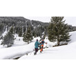Zwei Personen wandern mit Schneeschuhen durch eine tief verschneite Winterlandschaft mit verschneiten Bäumen / Two people go snowshoeing through a deep snowy winter landscape with snow-covered trees