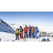 Ski-Erlebnis in den Bergen / Ski adventure in the mountains Gruppe von Skifahrern steht auf verschneitem Gipfel mit Panorama / Group of skiers stands on snowy peak with panoramic view