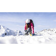 Person in roter Jacke bei Lawinensuchübung im verschneiten Gelände / Person in red jacket during avalanche search in snowy terrain