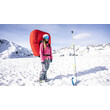 Person mit Lawinenrucksack steht neben Sonde im Schnee / Person with avalanche backpack stands next to probe in the snow