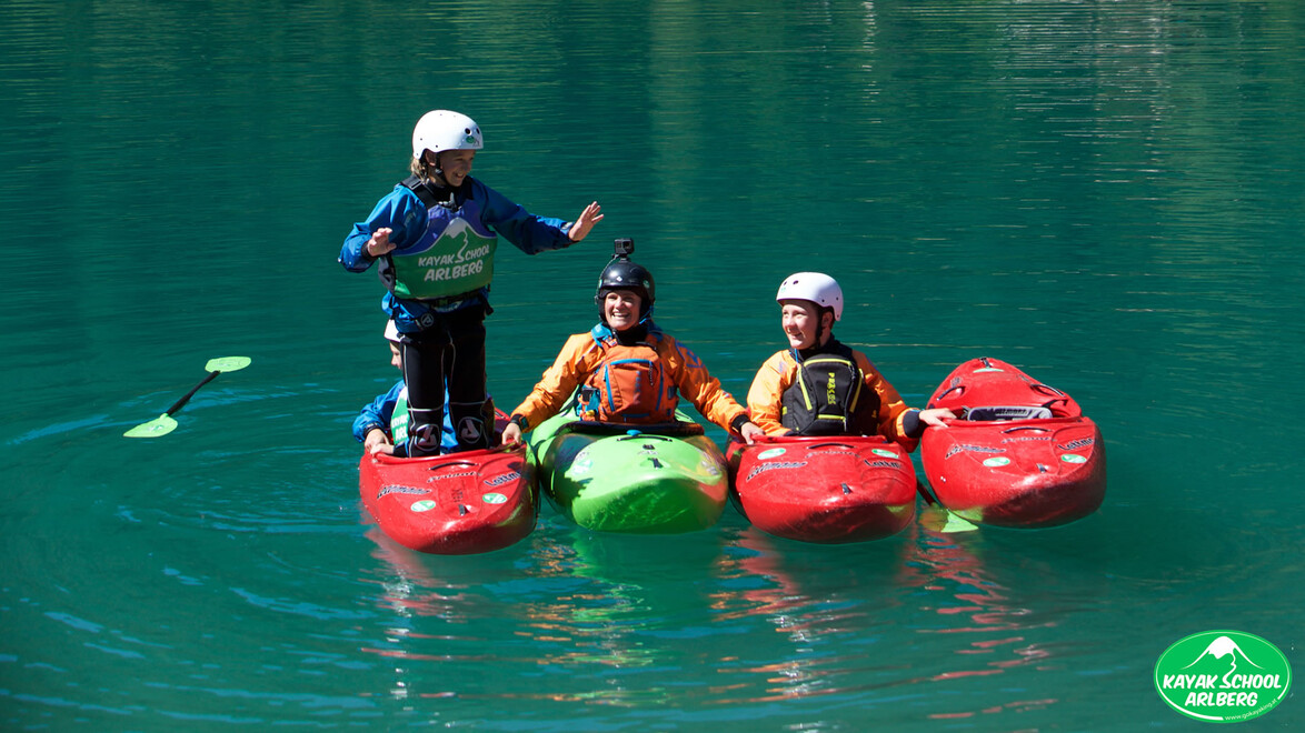 Drei Kajakfahrer machen eine Pause und posieren auf dem Wasser / Three kayakers taking a break and posing on the water