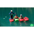 Drei Kajakfahrer machen eine Pause und posieren auf dem Wasser / Three kayakers taking a break and posing on the water