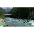 Kajakfahrer auf einem Fluss mit Blick auf eine überdachte Holzbrücke im Hintergrund / Kayakers on a river with a covered wooden bridge in the background