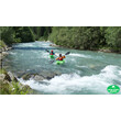 Zwei Kajakfahrer manövrieren durch einen schnell fließenden Wildbach / Two kayakers maneuvering through a fast-flowing stream