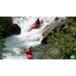 Zwei Kajakfahrer fahren eine enge Stromschnelle mit steilen Ufern hinab / Two kayakers descending a narrow rapid with steep banks
