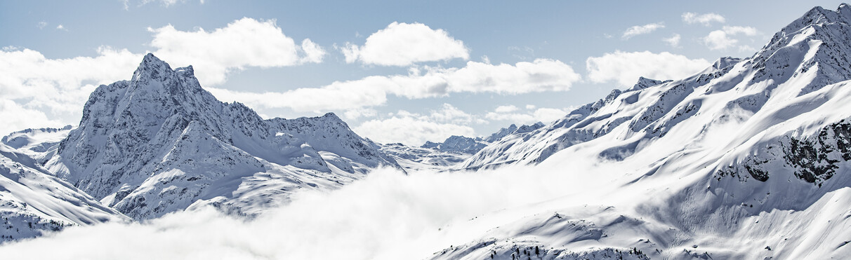 Sci Arlberg con vista sulla montagna Patteriol