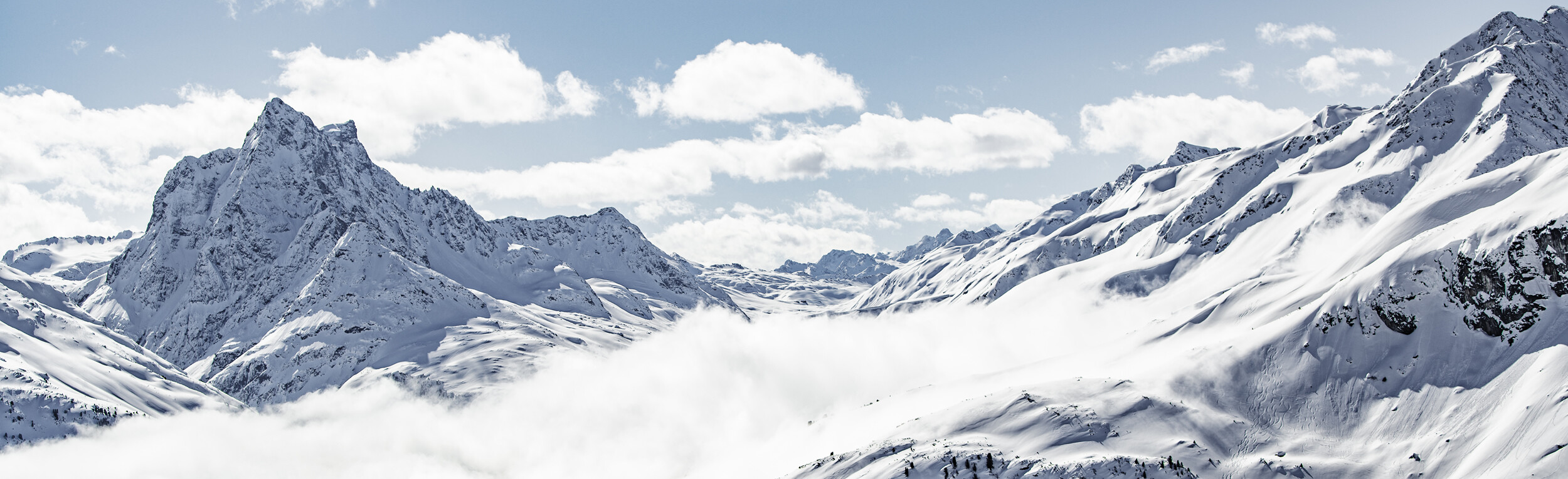 Winterpanorama mit dem Patteriol über dem Skigebiet von St. Anton