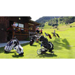 Golfbags stehen vor einem kleinen Clubhaus am Rande des Golfplatzes. / Golf bags are placed in front of a small clubhouse at the edge of the course.