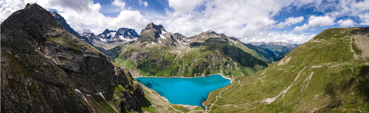 Der türkisblaue Verwall-Stausee inmitten der urigen, sommerlichen Berglandschaft von St. Anton am Arlberg. 