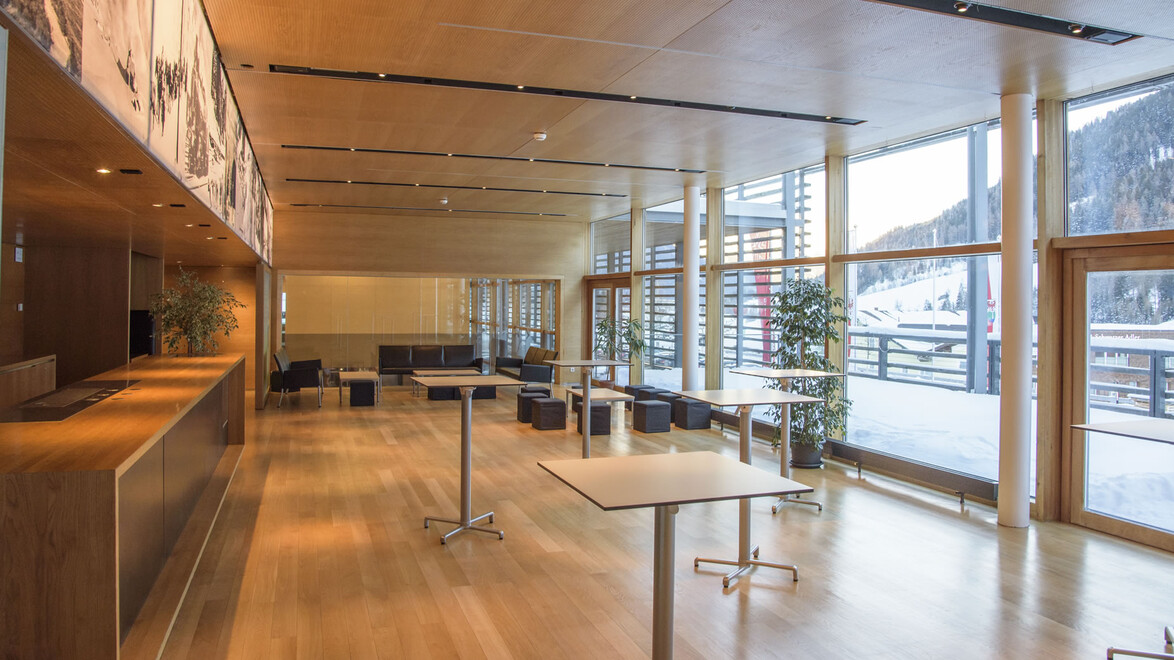 Heller Foyerbereich mit Stehtischen und Glasfassade / Bright foyer area with standing tables and glass facade