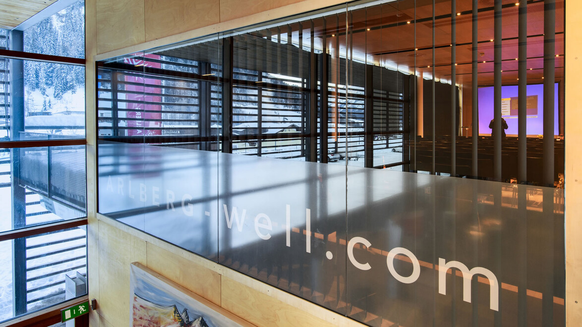 Innenansicht mit moderner Architektur und großem Glasfenster mit Bergblick / Interior with modern architecture and large glass window with mountain view
