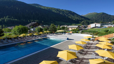 Outside pool of the Arlberg WellCom
