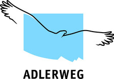 Adlerweg Logo: Schwarze Adlergrafik mit ausgebreiteten Flügeln auf blauem Hintergrund, darunter der Schriftzug „Adlerweg“.