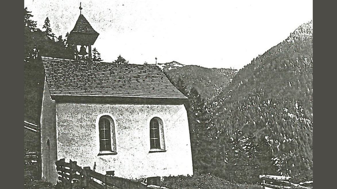 Historische Kapelle auf einem Hang mit Blick ins Tal / Historic chapel on a hillside overlooking the valley