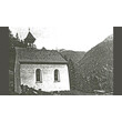 Historische Kapelle auf einem Hang mit Blick ins Tal / Historic chapel on a hillside overlooking the valley