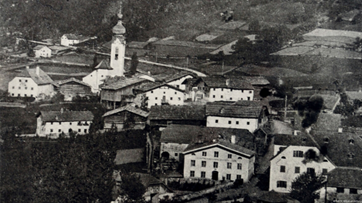 Alte Gesamtansicht von Flirsch mit Kirche und Bauernhäusern / Old panoramic view of Flirsch with church and farmhouses