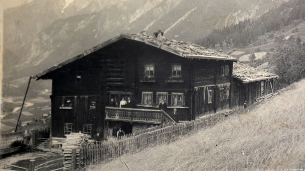 Historisches Bauernhaus am steilen Hang mit Blick ins Tal / Historic farmhouse on a steep slope with valley view