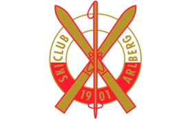 Ski-Club Arlberg Logo: Zwei gekreuzte Holzski vor einem Kreis in weiß und rot, mit der Schift "Ski Club Arlberg" in Gold