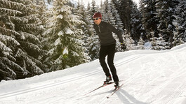 Беговой лыжник на заснеженной трассе в Санкт-Антоне-ам-Арльберге