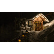 Verschneite Holzhütte mit warmem Licht und leuchtenden Laternen im Vordergrund / Snow-covered wooden cabin with warm light and glowing lanterns in front