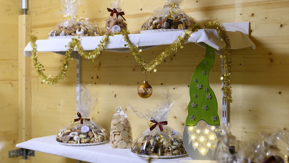 Dekorierte Regale mit weihnachtlich verpackten Keksen und Leckereien / Decorated shelves with Christmas-wrapped cookies and treats