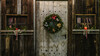 Adventtür mit Kranz / Christmas door with wreath Alte Holztür mit rundem Adventkranz und dekorierten Fenstern / Old wooden door with circular Christmas wreath and decorated windows