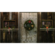 Alte Holztür mit rundem Adventkranz und dekorierten Fenstern / Old wooden door with circular Christmas wreath and decorated windows