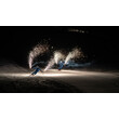 Drei Skifahrer:innen ziehen bei Nacht mit Pyroeffekten leuchtende Spuren im Schnee. / Three skiers create glowing tracks with pyrotechnics at night.