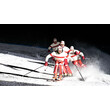 Fünf Skifahrer:innen in roten und weißen Outfits fahren synchron über die nächtliche Skipiste. / Five skiers in red and white outfits ski synchronously down the night slope.