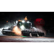 Ein Pistenfahrzeug präpariert nachts unter Flutlicht eine Skipiste, Schnee wirbelt auf. / A snow groomer prepares a ski slope at night under floodlights, snow spraying around.