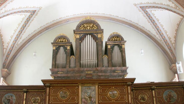 Große Orgel mit goldenen Verzierungen in einer reich geschmückten Kirche in Laas.