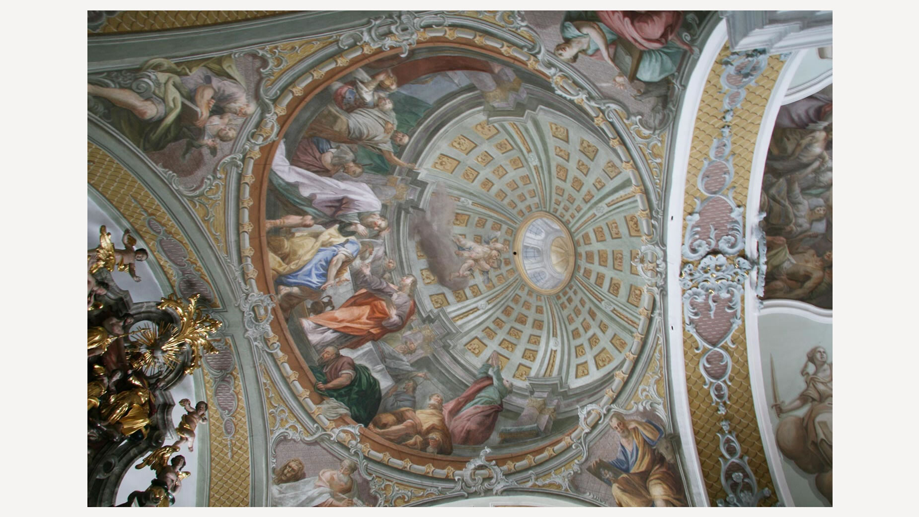 Detailreiches Deckenfresko mit religiösen Motiven in einer barocken Kirche / Detailed ceiling fresco with religious motifs in a baroque church