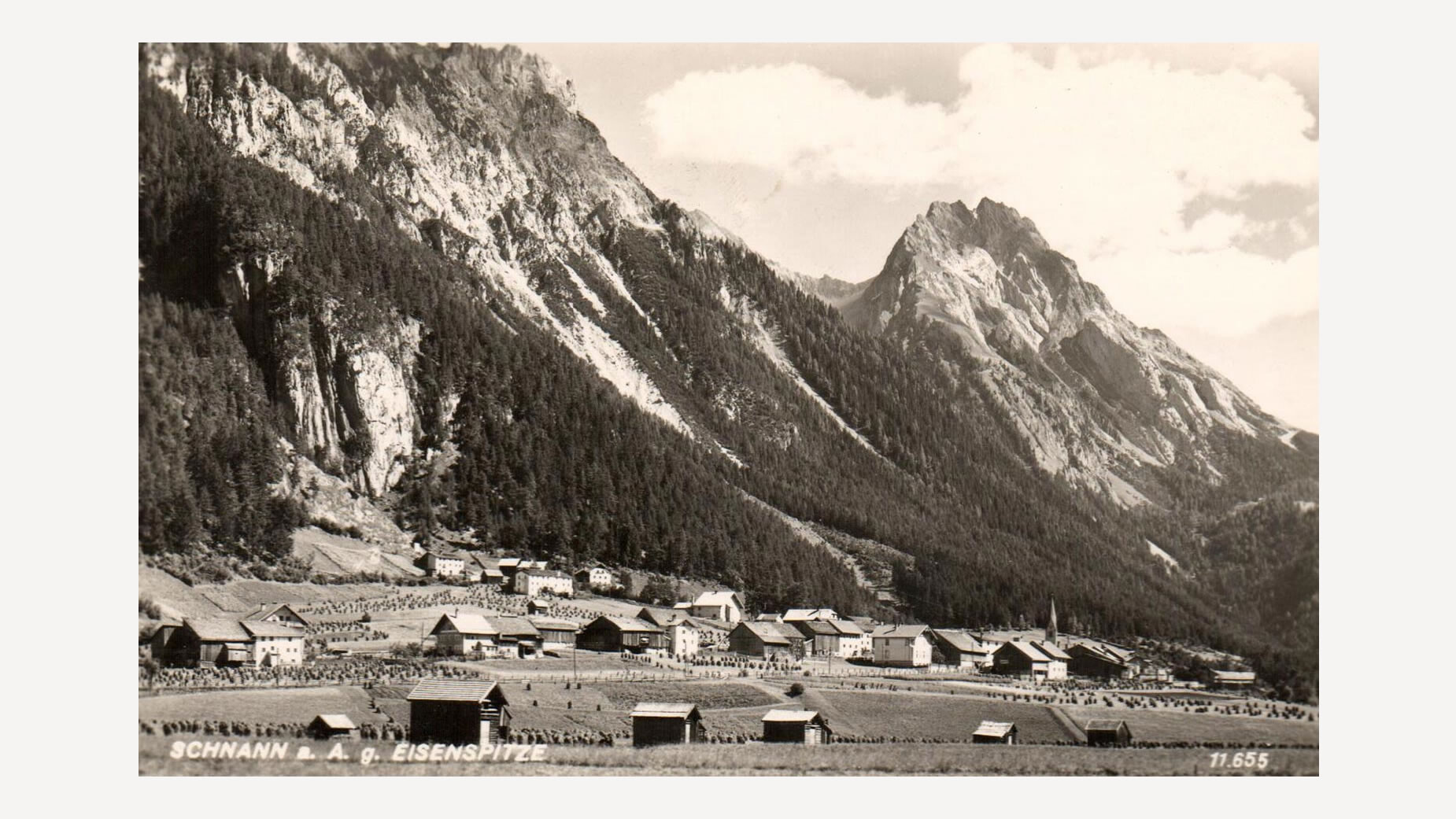 Panoramaaufnahme des Dorfs Schnann vor der Kulisse der Lechtaler Alpen / Panorama view of the village Schnann with the Lechtal Alps in the background