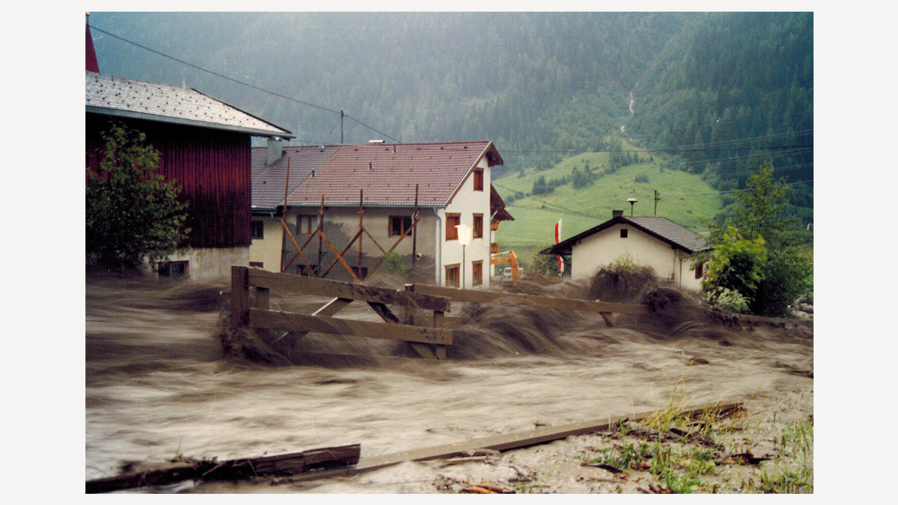 Schlammlawine überzieht einen Bauernhof in Hanglage, Gebäude und Gelände mit Geröll bedeckt / Mudslide covers hillside farm, buildings and ground with debris