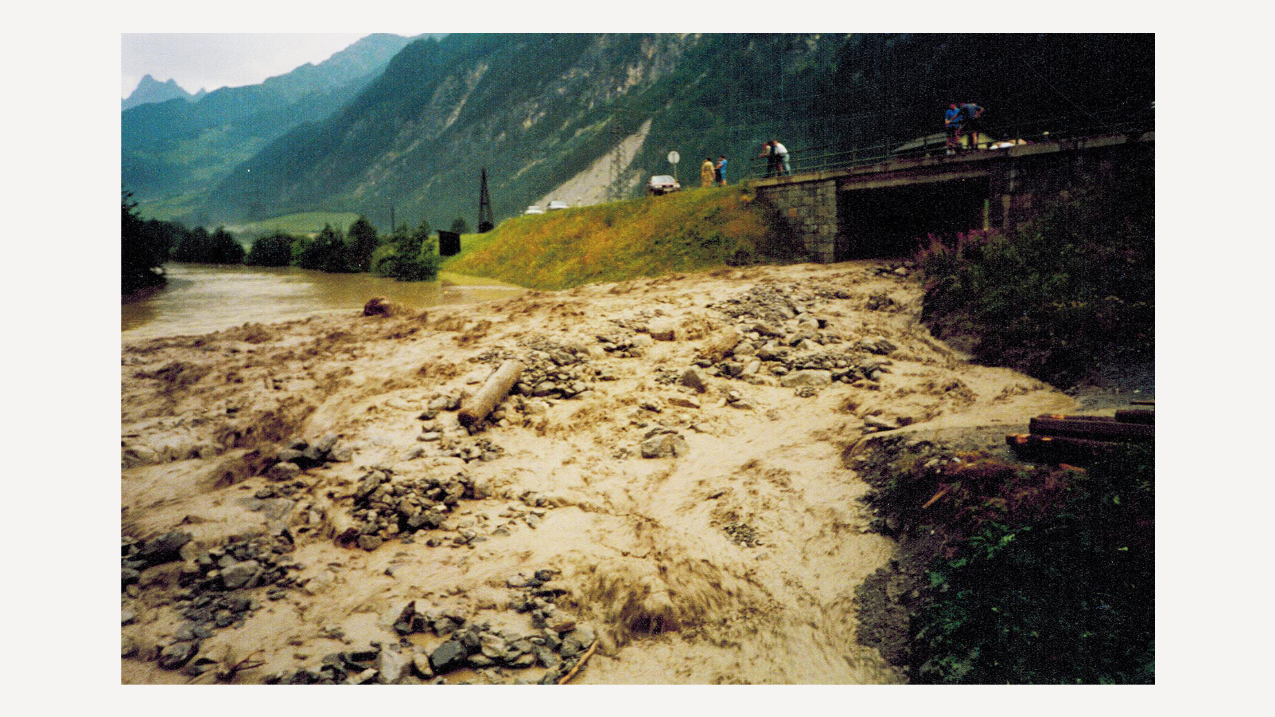 Breite Schlammlawine durchfließt Tal unterhalb der Bundesstraße / Wide mudslide floods valley below federal road