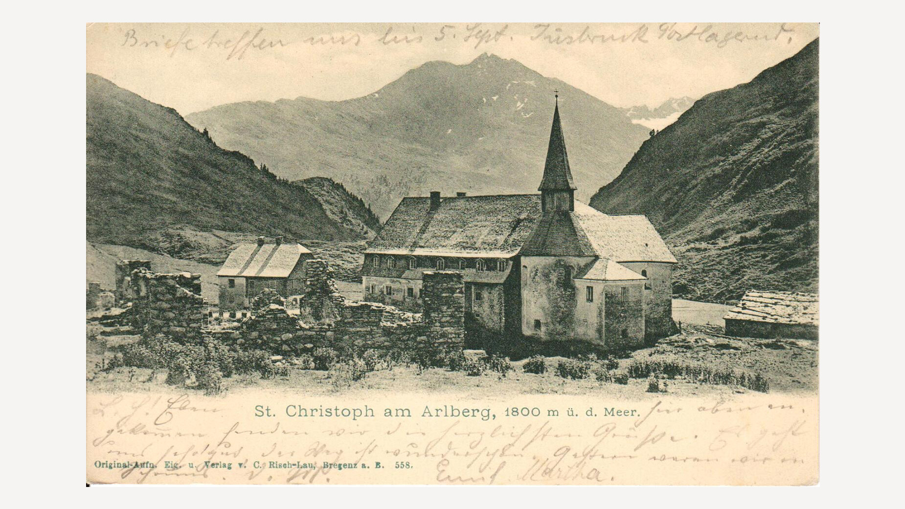 Historische Ansicht des Hospizes St. Christoph mit umgebenden Gebäuden und Bergkulisse / Historic view of the St. Christoph hospice with surrounding buildings and mountain backdrop
