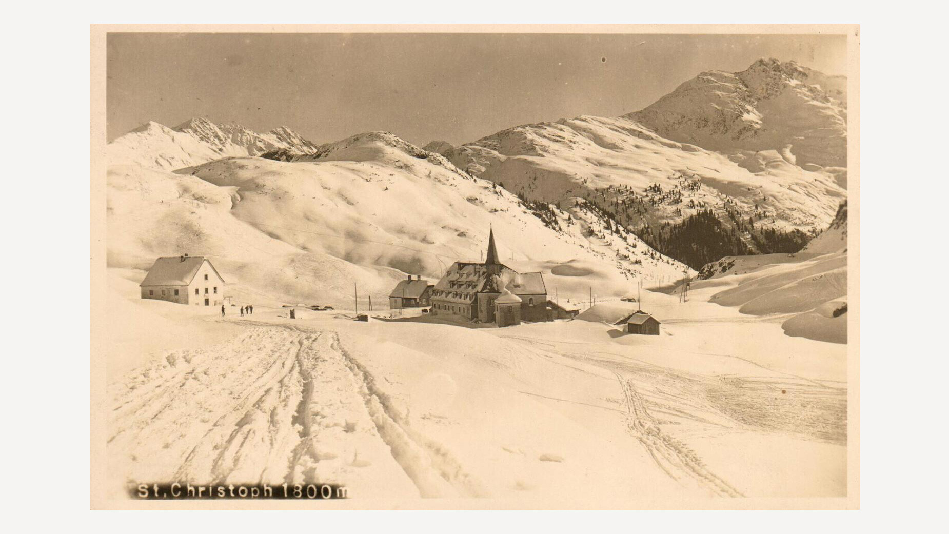 Hospiz im Winter / Hospice in Winter Winterliche Ansicht des Hospiz St. Christoph mit tief verschneiter Landschaft und sichtbarer Spur im Schnee / Winter view of the St. Christoph hospice with deep snow and a visible trail through the landscape