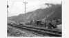 Historische Aufnahme von Gleisarbeiten an der Arlbergbahn bei Schnann, mit Bauwagen und Arbeitern entlang der Schienen / Historic photo of track work on the Arlberg railway near Schnann, showing workers and rail equipment