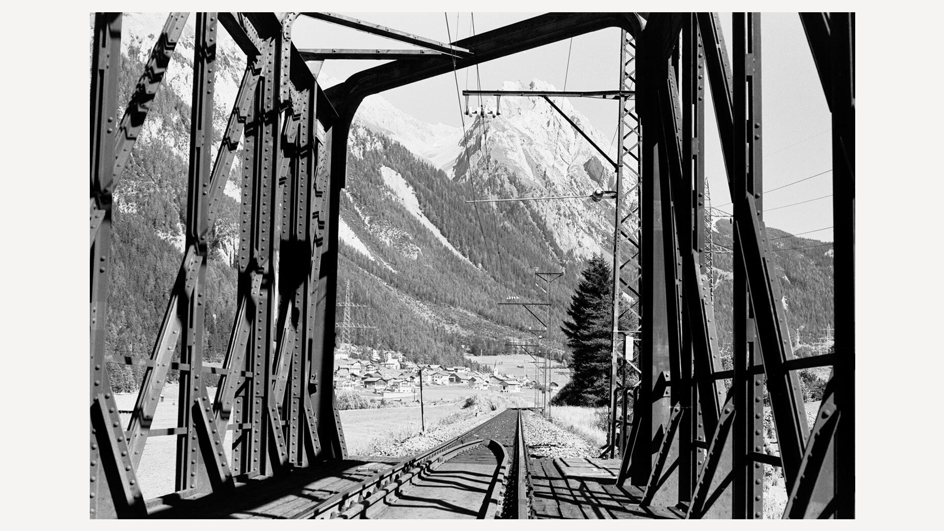 Blick durch das Gerüst einer Eisenbahnbrücke auf das Bergpanorama rund um Schnann / View through the framework of a railway bridge towards the mountain panorama around Schnann