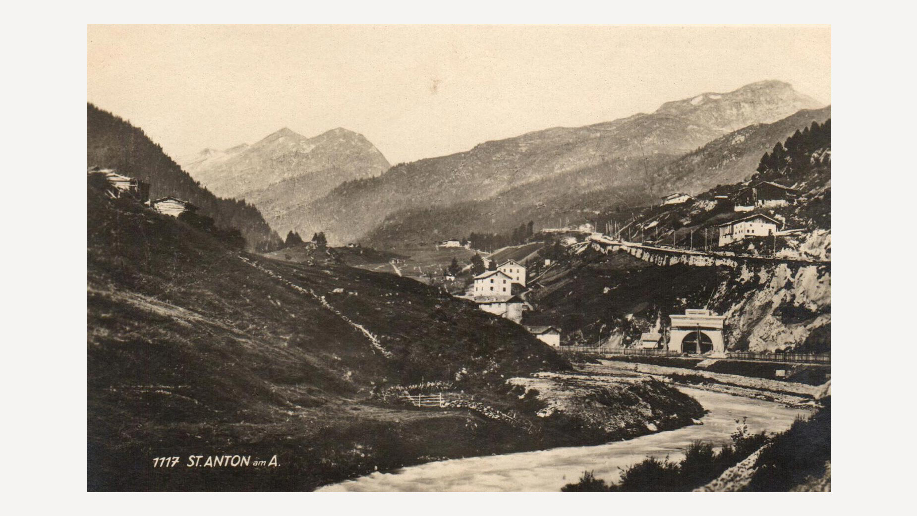 Alte Ansichtskarte mit Blick auf St. Anton und Umgebung, eingerahmt von alpiner Landschaft / Vintage postcard showing St. Anton and surroundings, framed by alpine landscape