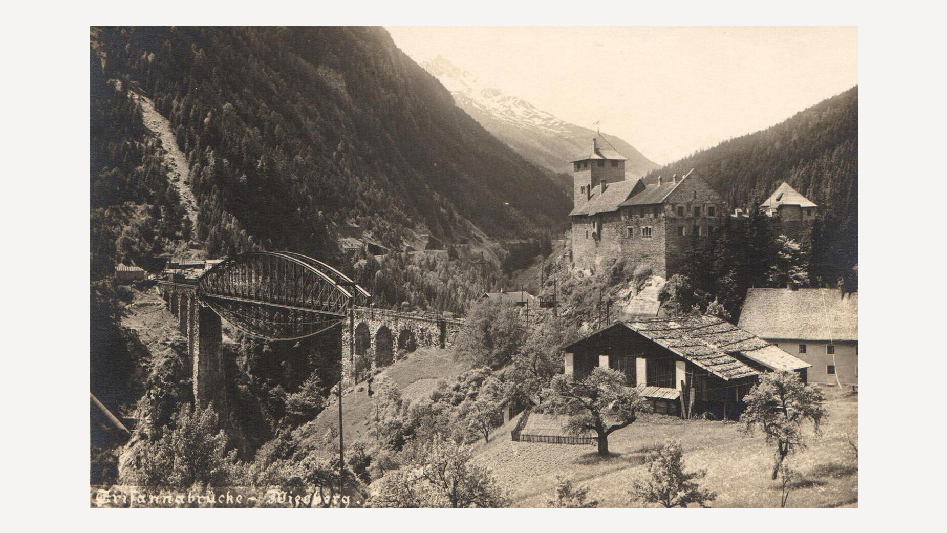 Alte Aufnahme mit Schloss Wiesberg, Brücke und traditioneller Bebauung im Vordergrund / Vintage image with Wiesberg Castle, bridge and traditional buildings in the foreground