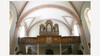 Innenansicht einer Kirche mit hölzerner Orgelempore und gotischem Gewölbe / Interior view of a church with wooden organ loft and Gothic vaulting