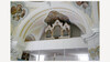 Farbige Deckenfresken und barocke Orgel in einer hellen Kirche / Colorful ceiling frescoes and baroque organ in a bright church