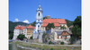 Stift Dürnstein in der Wachau / Dürnstein Abbey in the Wachau Barockkirche mit blauem Turm am Donauufer inmitten historischer Gebäude / Baroque church with blue tower on the Danube riverbank surrounded by historic buildings