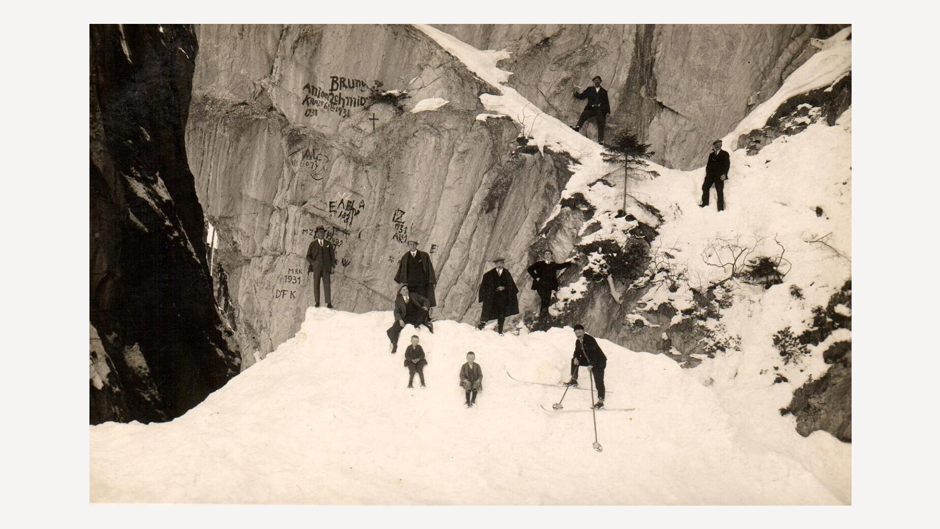 Winterliche Szene mit Menschen und Skiern in der verschneiten Schnanner Klamm / Winter scene with people and skis in the snow-covered Schnanner Klamm