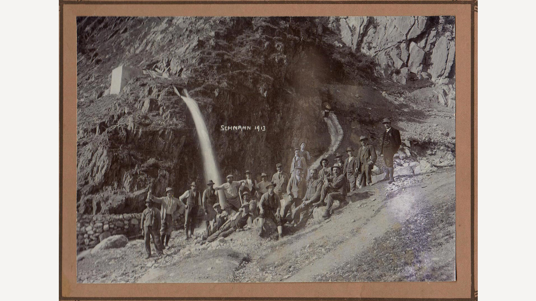 Historische Gruppenaufnahme vor einem Wasserfall in der Schnanner Klamm / Historical group photo in front of a waterfall in Schnanner Klamm