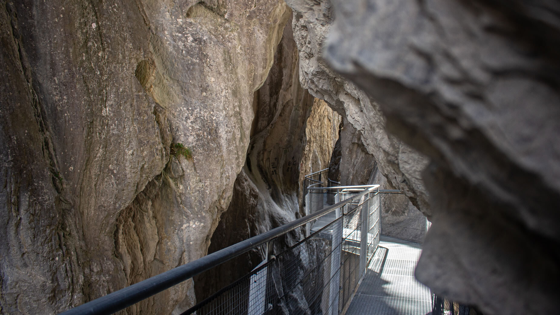 Moderner Steg mit Geländer durch die Felswände der Schnanner Klamm / Modern walkway with railing between the rock walls of Schnanner Klamm