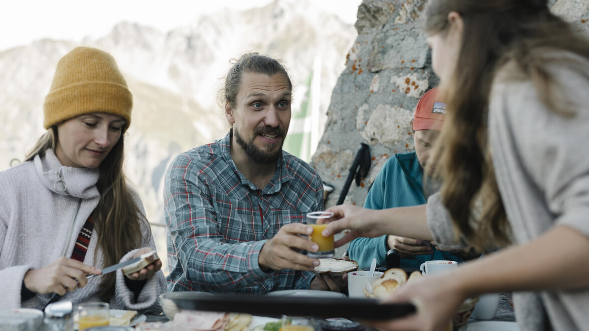 Arlberg Trail - Wanderer beim Frühstück